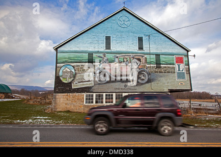 Wandmalereien an einer Scheune auf dem Lincoln Highway (jetzt US-30 in Pennsylvania) gedenken die landesweit erste transkontinentale Highways Stockfoto