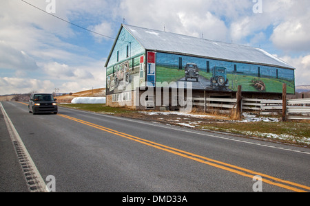 Wandmalereien an einer Scheune auf dem Lincoln Highway (jetzt US-30 in Pennsylvania) gedenken die landesweit erste transkontinentale Highways Stockfoto