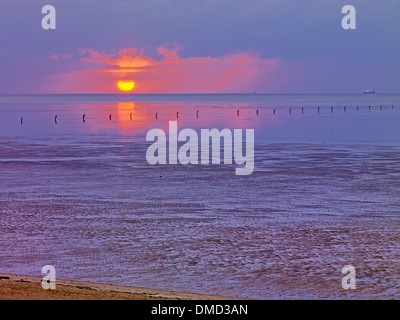 Sonnenuntergang am Strand von Duhnen mit Wattenmeer, Cuxhaven, Niedersachsen, Deutschland Stockfoto