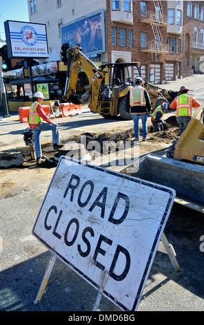 Bauarbeiter Graben Straße hinter Straßenschild geschlossen Stockfoto