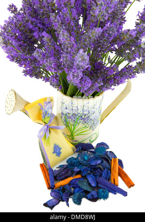 Gießkanne mit Lavendel Duftkissen auf weiß Stockfoto