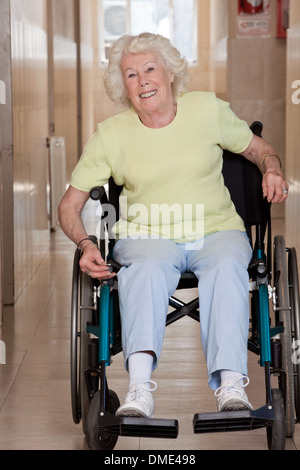 Pensionierte Frau im Rollstuhl Stockfoto