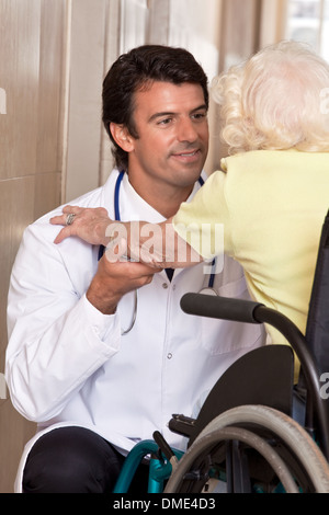 Arzt mit Patienten im Rollstuhl Stockfoto