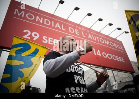 8. Oktober 2012 - Arbeiter aus Psa demonstrieren vor der internationalen Auto-Messe in Paris am 9. Oktober wird 2012.The Aulnay-sous-Bois Pflanze, die 2.500 unter unbefristete Verträge Ende Februar 2013 beschäftigte, 2014, im Rahmen einer Reorganisation Plan 11.200 Schneidarbeiten geschlossen. Produktion ist seit Mitte Januar gelähmt durch einen Streik von verschiedenen Gewerkschaften aufgerufen. Foto: Emeric Fohlen/NurPhoto (Kredit-Bild: © Emeric Fohlen/NurPhoto/ZUMAPRESS.com) Stockfoto
