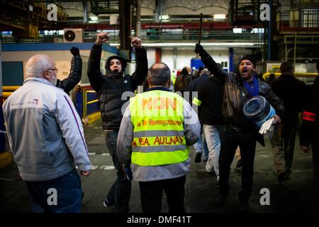 18. Januar 2013 - verfällt Mitarbeiter Demonstarte im Innern der Pflanze der französische Automobilhersteller Peugeot-Citroen (PSA) von Aulnay-sous-Bois, in der Nähe von Paris, am 18. Januar 2013.die Aulnay-sous-Bois Pflanze, die 2.500 unter unbefristete Verträge Ende Februar 2013 beschäftigte, 2014, im Rahmen einer Reorganisation Plan 11.200 Schneidarbeiten. Produktion ist seit Mitte Januar gelähmt durch einen Streik von verschiedenen Gewerkschaften aufgerufen. Foto: Emeric Fohlen/NurPhoto (Kredit-Bild: © Emeric Fohlen/NurPhoto/ZUMAPRESS.com) Stockfoto