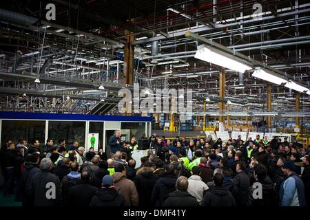 18. Januar 2013 - ein Gewerkschaftsvertreter hält eine Rede an die Mitarbeiter in der Anlage des französischen Autoherstellers Peugeot-Citroen (PSA) von Aulnay-sous-Bois, in der Nähe von Paris, am 18. Januar 2013.die Aulnay-sous-Bois Pflanze, die Beschäftigte 2.500 unter unbefristete Verträge Ende Februar 2013, 2014 geschlossen werden, im Rahmen einer Reorganisation plan 11,200 Schneidarbeiten. Produktion ist seit Mitte Januar gelähmt durch einen Streik von verschiedenen Gewerkschaften aufgerufen. Foto: Emeric Fohlen/NurPhoto (Kredit-Bild: © Emeric Fohlen/NurPhoto/ZUMAPRESS.com) Stockfoto