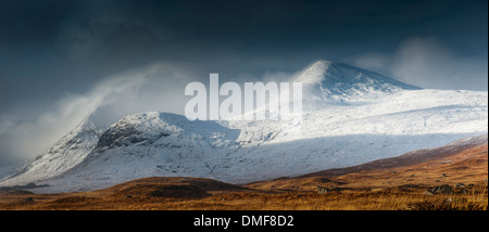 Clach Leathad versteckt in der Cloud mit dem Gipfel des Meall ein Bhuiridh nur frei von Wolken von Rannoch Moor Glencoe betrachtet Stockfoto