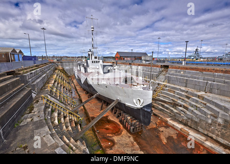 Portsmouth Historic Dockyard mit brandneuen Mary Rose Museum und weltberühmten Schiffe HMS Victory und HMS Warrior (1860) Stockfoto