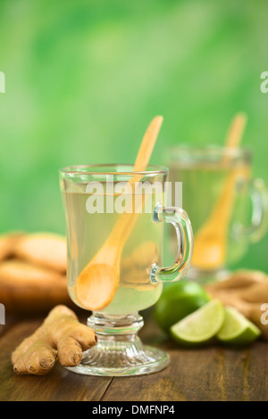 Frisch zubereitete heiße Ingwer Tee aus frischer Ingwer im Glas serviert Stockfoto