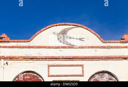 Auf dem Dach-Detail an einem Gebäude entlang der Uferpromenade in Le Grau d ' Agde, Herault, Languedoc-Roussillon, Frankreich Stockfoto