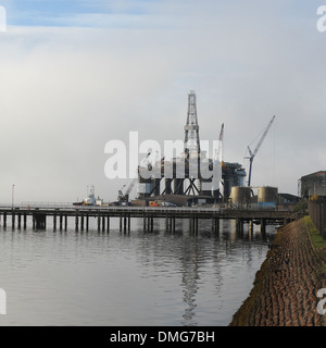 Semi-u Bohrinsel Sedco 711 unter Reparatur Invergordon Schottland November 2013. Stockfoto