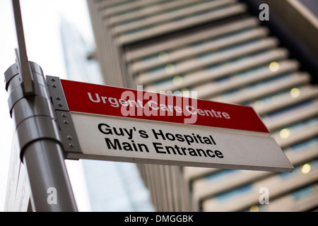 Wegweiser am Guy's Hospital: Haupteingang, Urgent Care Centre Stockfoto