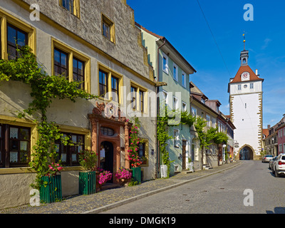 Luitpoldstrasse, Straße mit Stadtturm in Prichsenstadt, Unterfranken, Kitzingen Landkreis, Bayern, Deutschland Stockfoto