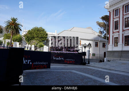 Banner, feiert das Leben von Nelson Mandela und einem großen Fernseher Rundfunk wichtige Momente in seinem Leben. Stockfoto