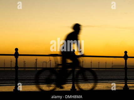 Seaton Carew in der Nähe von Hartlepool, England, UK. 14. Dezember 2013. Mountainbike bei Sonnenaufgang auf eine glorreiche Dezembermorgen auf Seaton Carew direkt am Meer. Nassen und windigen Wetter dürfte für einen Großteil des Vereinigten Königreichs für die kommenden Tage mit Stürme im Nordwesten. Bildnachweis: ALANDAWSONPHOTOGRAPHY/Alamy Live-Nachrichten Stockfoto