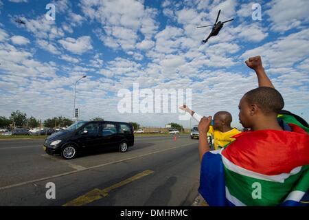 Pretoria, Südafrika. 14. Dezember 2013. Nelson Manela Körper ist von 1 Lazarett in Waterkloof Airbase am 14. Dezember 2013 in Pretoria, Südafrika transportiert. Ehemaligen Präsidenten Südafrikas, Nelson Mandela, verstarb am Abend des 5. Dezember 2013. Vom 11. bis 13. Dezember 2013 wird er zum public Viewing im Zustand liegen. Seinem Staatsbegräbnis statt findet am 15. Dezember 2013, um sein Gehöft in Qunu. (Foto von Gallo Images / Foto24 / Deaan Vivier) Stockfoto