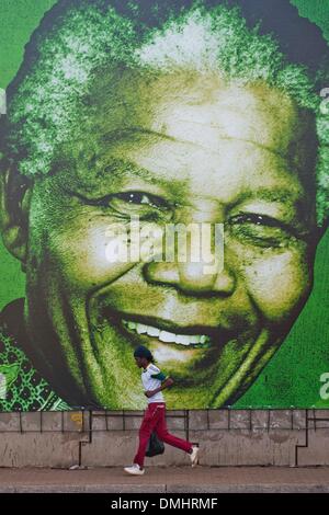 Pretoria, Südafrika. 14. Dezember 2013. Ein Poster mit Nelson Mandela auf Potgieter Street am 14. Dezember 2013 in Pretoria, Südafrika. Ehemaligen Präsidenten Südafrikas, Nelson Mandela, verstarb am Abend des 5. Dezember 2013. Vom 11. bis 13. Dezember 2013 wird er zum public Viewing im Zustand liegen. Seinem Staatsbegräbnis statt findet am 15. Dezember 2013, um sein Gehöft in Qunu. (Foto von Gallo Images / Foto24 / Alet Pretorius/Alamy Live News) Stockfoto