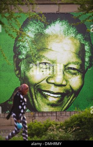 Pretoria, Südafrika. 14. Dezember 2013. Ein Poster mit Nelson Mandela auf Potgieter Street am 14. Dezember 2013 in Pretoria, Südafrika. Ehemaligen Präsidenten Südafrikas, Nelson Mandela, verstarb am Abend des 5. Dezember 2013. Vom 11. bis 13. Dezember 2013 wird er zum public Viewing im Zustand liegen. Seinem Staatsbegräbnis statt findet am 15. Dezember 2013, um sein Gehöft in Qunu. (Foto von Gallo Images / Foto24 / Alet Pretorius/Alamy Live News) Stockfoto