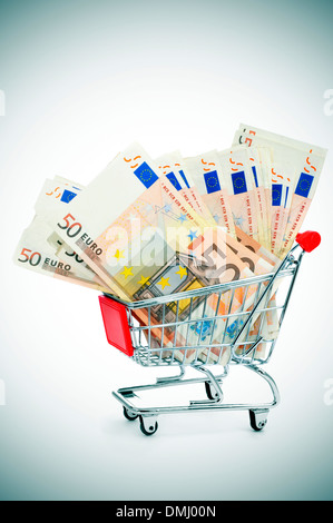 ein Haufen von Euro-Banknoten in einem Warenkorb Stockfoto