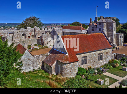 Carisbrooke Castle ist eine historische Motte und Bailey Burg befindet sich im Dorf Carisbrooke Stockfoto