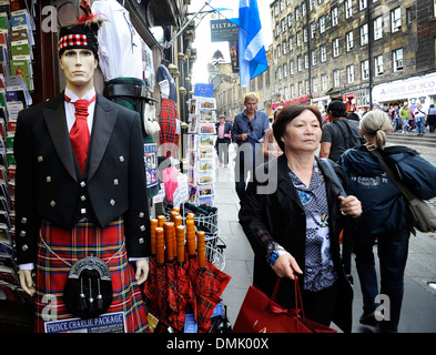 Touristen gehen an einen schottischen Souvenirshop auf der Royal Mile in Edinburgh, Schottland. Stockfoto