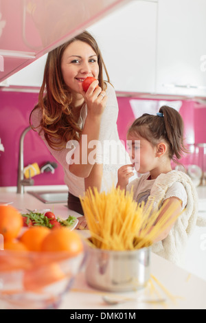 Mutter und Tochter in der Küche Stockfoto