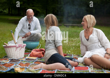 Freunden im Park Grillen Stockfoto