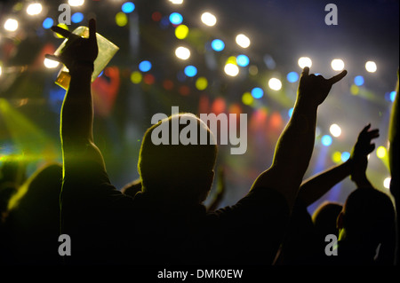 Fans Silhouette gegen die Beleuchtung Rig bei einem Rockkonzert durch die dänische Band VOLBEAT in der O2 World Arena in Berlin statt. Stockfoto