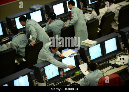 Peking, China. 14. Dezember 2013. Mitarbeiter treffen Vorbereitungen für Chang'e-3 Soft-Landing auf dem Mond an der Beijing Aerospace Control Center in Peking, Hauptstadt von China, 14. Dezember 2013. Die Mission der Raumsonde Chinas Chang'e-3 hat bisher verlief wie geplant. Es wird ein Versuch, auf dem Mond am Samstagabend 9 machen. © Li Xin/Xinhua/Alamy Live-Nachrichten Stockfoto