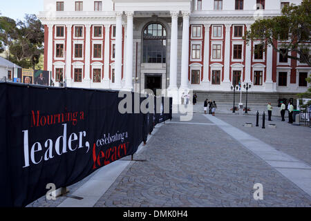 Banner, feiert das Leben von Nelson Mandela öffentlich zur Schau vor dem House of Parliament in Cape Town, Südafrika. Stockfoto