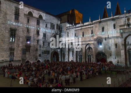 DIE LUMINESSENCES D ' AVIGNON, MONUMENTALE VIDEO ZEIGEN IN 3D ERSTELLT VON DER FIRMA AMACLIO UND PROJIZIERT DIE FASSADEN DER EHRENGERICHTSHOF DER PALAST DER PÄPSTE, STADT AVIGNON GENANNT STADT DER PÄPSTE UND ALS WELTKULTURERBE, VAUCLUSE (84), Stockfoto