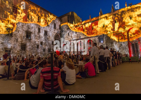 DIE LUMINESSENCES D ' AVIGNON, MONUMENTALE VIDEO ZEIGEN IN 3D ERSTELLT VON DER FIRMA AMACLIO UND PROJIZIERT DIE FASSADEN DER EHRENGERICHTSHOF DER PALAST DER PÄPSTE, STADT AVIGNON GENANNT STADT DER PÄPSTE UND ALS WELTKULTURERBE, VAUCLUSE (84), Stockfoto