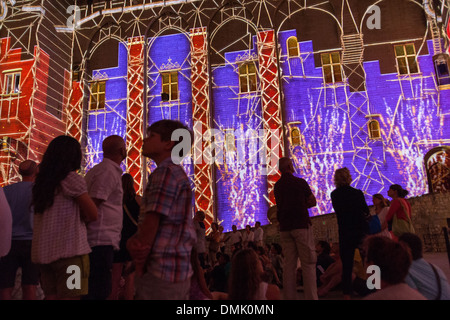 DIE LUMINESSENCES D ' AVIGNON, MONUMENTALE VIDEO ZEIGEN IN 3D ERSTELLT VON DER FIRMA AMACLIO UND PROJIZIERT DIE FASSADEN DER EHRENGERICHTSHOF DER PALAST DER PÄPSTE, STADT AVIGNON GENANNT STADT DER PÄPSTE UND ALS WELTKULTURERBE, VAUCLUSE (84), Stockfoto