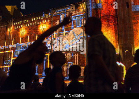 DIE LUMINESSENCES D ' AVIGNON, MONUMENTALE VIDEO ZEIGEN IN 3D ERSTELLT VON DER FIRMA AMACLIO UND PROJIZIERT DIE FASSADEN DER EHRENGERICHTSHOF DER PALAST DER PÄPSTE, STADT AVIGNON GENANNT STADT DER PÄPSTE UND ALS WELTKULTURERBE, VAUCLUSE (84), Stockfoto