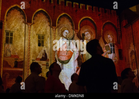 DIE LUMINESSENCES D ' AVIGNON, MONUMENTALE VIDEO ZEIGEN IN 3D ERSTELLT VON DER FIRMA AMACLIO UND PROJIZIERT DIE FASSADEN DER EHRENGERICHTSHOF DER PALAST DER PÄPSTE, STADT AVIGNON GENANNT STADT DER PÄPSTE UND ALS WELTKULTURERBE, VAUCLUSE (84), Stockfoto