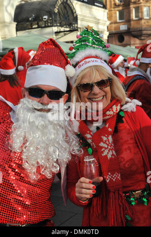 Leicester Square, London, UK. 14. Dezember 2013. Zwei Weihnachtsmänner posieren für die Kamera am Leicester Square im Rahmen des Santacon 2013. Bildnachweis: Matthew Chattle/Alamy Live-Nachrichten Stockfoto