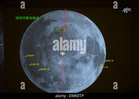 Beijing. 14. Dezember 2013. Foto aufgenommen am 14. Dezember 2013 zeigt die Raumsonde Chang'e-3 auf dem Bildschirm des Beijing Aerospace Control Center in Peking, Hauptstadt von China. Chinas Raumsonde Chang'e-3 hat begonnen Soft-Landing auf dem Mond als es begann, Abbremsen von 15 km über der Mondoberfläche. © Li Xin/Xinhua/Alamy Live-Nachrichten Stockfoto