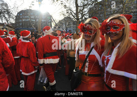 Leicester Square, London, UK. 14. Dezember 2013. Hunderte von Santas am Leicester Square im Rahmen des Santacon 2013. Bildnachweis: Matthew Chattle/Alamy Live-Nachrichten Stockfoto