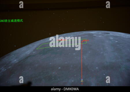 Beijing. 14. Dezember 2013. Foto aufgenommen am 14. Dezember 2013 zeigt die Raumsonde Chang'e-3 auf dem Bildschirm des Beijing Aerospace Control Center in Peking, Hauptstadt von China. Chinas Raumsonde Chang'e-3 hat begonnen Soft-Landing auf dem Mond als es begann, Abbremsen von 15 km über der Mondoberfläche. © Li Xin/Xinhua/Alamy Live-Nachrichten Stockfoto
