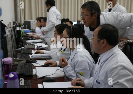 Peking, China. 14. Dezember 2013. Mitarbeiter überwachen die Landung der Raumsonde Chang'e-3 an der Beijing Aerospace Control Center in Peking, Hauptstadt von China, 14. Dezember 2013. Chinas Raumsonde Chang'e-3, mit an Bord, erste Mondrover das Land auf dem Mond landeten am Samstagabend, das erste Mal, das China ein Raumschiff zu weich landen auf der Oberfläche eines außerirdischen geschickt hat. © Wang Jianmin/Xinhua/Alamy Live-Nachrichten Stockfoto