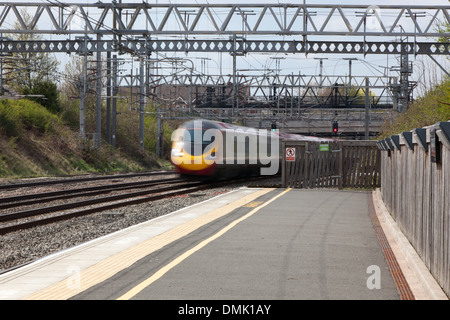 Ein natives Personenzug Geschwindigkeiten Tamworth Durchgangsbahnhof auf der West Coast Main Line. Stockfoto