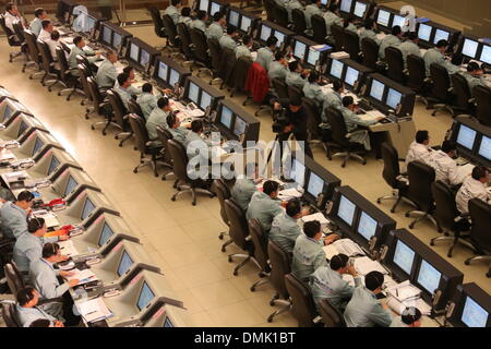 Peking, China. 14. Dezember 2013. Mitarbeiter überwachen die Landung der Raumsonde Chang'e-3 an der Beijing Aerospace Control Center in Peking, Hauptstadt von China, 14. Dezember 2013. Chinas Raumsonde Chang'e-3, mit an Bord, erste Mondrover das Land auf dem Mond landeten am Samstagabend, das erste Mal, das China ein Raumschiff zu weich landen auf der Oberfläche eines außerirdischen geschickt hat. © Wang Jianmin/Xinhua/Alamy Live-Nachrichten Stockfoto