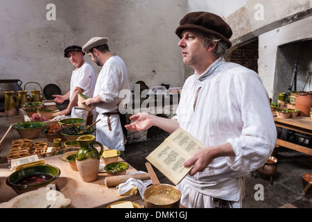 Köche bereiten traditionelle Gerichte aus historischen Rezepten in der Tudor Küchen im Hampton Court Palace, London, England, GB, UK. Stockfoto