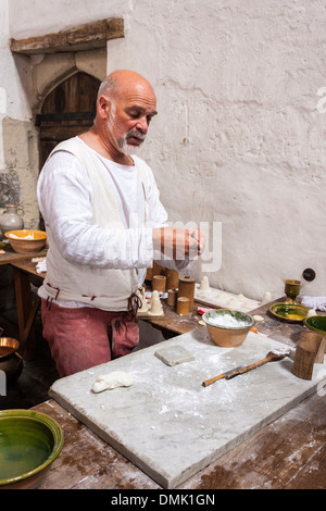 Köche bereiten traditionelle Gerichte aus historischen Rezepten in der Tudor Küchen im Hampton Court Palace, London, England, GB, UK. Stockfoto