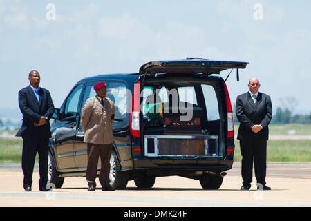 PRETORIA, Südafrika: Mandla Mandela in der offiziellen Abschied für Nelson Mandela auf der Waterkloof Air Base am 14. Dezember 2013 in Pretoria, Südafrika. Welt-Symbol, Nelson Mandela starb ruhig am Abend des 5. Dezember 2013 in seinem Haus in Houghton mit Familie. Tata wird morgen ruhen auf seinem Gehöft verlegt werden. (Foto von Gallo Images / Foto24 / Theana Beuregem) Stockfoto