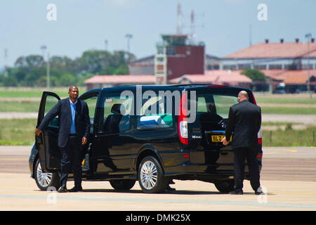 PRETORIA, Südafrika: Mandla Mandela in der offiziellen Abschied für Nelson Mandela auf der Waterkloof Air Base am 14. Dezember 2013 in Pretoria, Südafrika. Welt-Symbol, Nelson Mandela starb ruhig am Abend des 5. Dezember 2013 in seinem Haus in Houghton mit Familie. Tata wird morgen ruhen auf seinem Gehöft verlegt werden. (Foto von Gallo Images / Foto24 / Theana Beuregem) Stockfoto