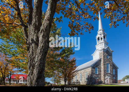 KIRCHE NOTRE-DAME DU ROSAIRE, CHAUDIERE-APPALACHES, HERBSTFARBEN, QUEBEC, KANADA Stockfoto