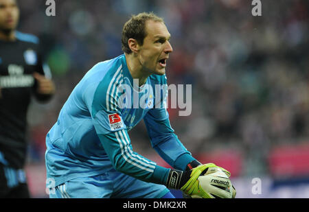 München, Deutschland. 14. Dezember 2013. Hamburgs Torhüter Jaroslav Drobny fängt den Ball während der Bundesliga-Fußball-Spiel zwischen Bayern München und Hamburger SV in der Allianz Arena in München, 14.12.2013. Foto: ANDREAS GEBERT/Dpa (Achtung: aufgrund der Akkreditierungsrichtlinien die DFL nur erlaubt die Veröffentlichung und Nutzung von bis zu 15 Bilder pro Spiel im Internet und in Online-Medien während der Partie.) / Dpa picture-Alliance/Alamy Live News Stockfoto