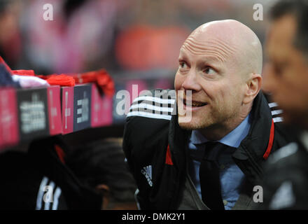 München, Deutschland. 14. Dezember 2013. Münchens Sportdirektor Matthias Sammer geht auf die Bank während der Bundesliga-Fußball-Spiel zwischen Bayern München und Hamburger SV in der Allianz Arena in München, 14.12.2013. Foto: ANDREAS GEBERT/Dpa (Achtung: aufgrund der Akkreditierungsrichtlinien die DFL nur erlaubt die Veröffentlichung und Nutzung von bis zu 15 Bilder pro Spiel im Internet und in Online-Medien während der Partie.) / Dpa picture-Alliance/Alamy Live News Stockfoto