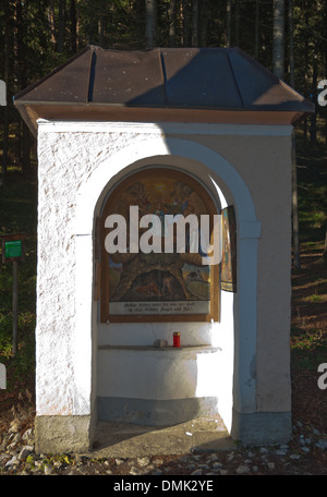 Die Kapelle auf dem Weg zum Heiligen Stein in Gaflenz zeigt religiöse Bilder, darunter Darstellungen der Heiligen Johannes des Täufers und Nikolaus. Sie liegt in Niederösterreich und ist mit der Pfarrkirche Hollenstein an der Ybbs verbunden. Stockfoto
